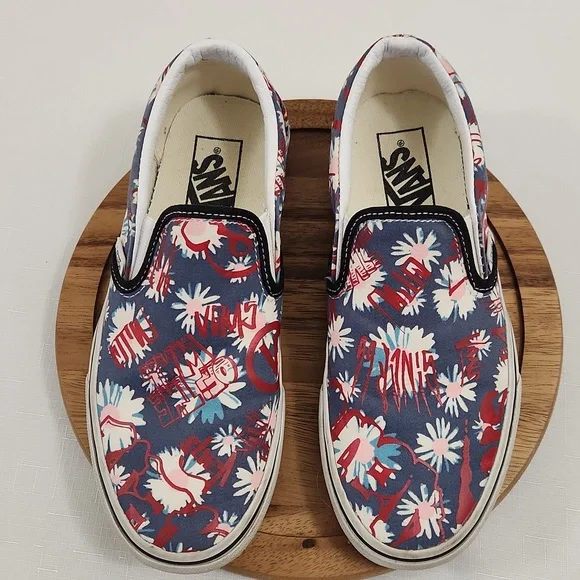 Vans Crew Red Floral Classic Slip On Sneakers. Size Womens 7  Mens 5.5 - Picture 2 of 7
